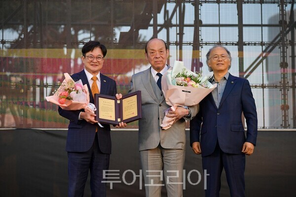 김포시가 28일 김포시민의 날을 맞아 김포시를 찾은 제15대 심수관(본명 오사코 가즈테루, 명예총영사)에게 명예시민증을 수여하고 있다.