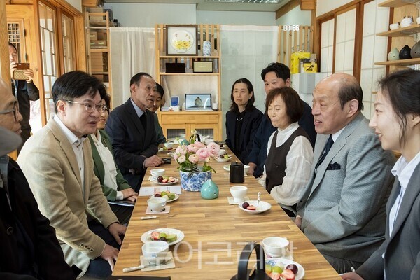 김병수 시장과 김영숙 도예가 등 김포의 문화인들과 심수관이 차담 자리를 갖고 서로의 문화에 대해 논하고 있다.