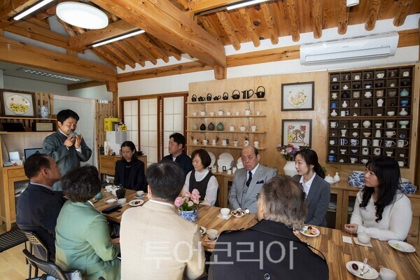 예술가 송경근이 한국의 전통악기 ‘훈’ 연주를 선보이고 있다.