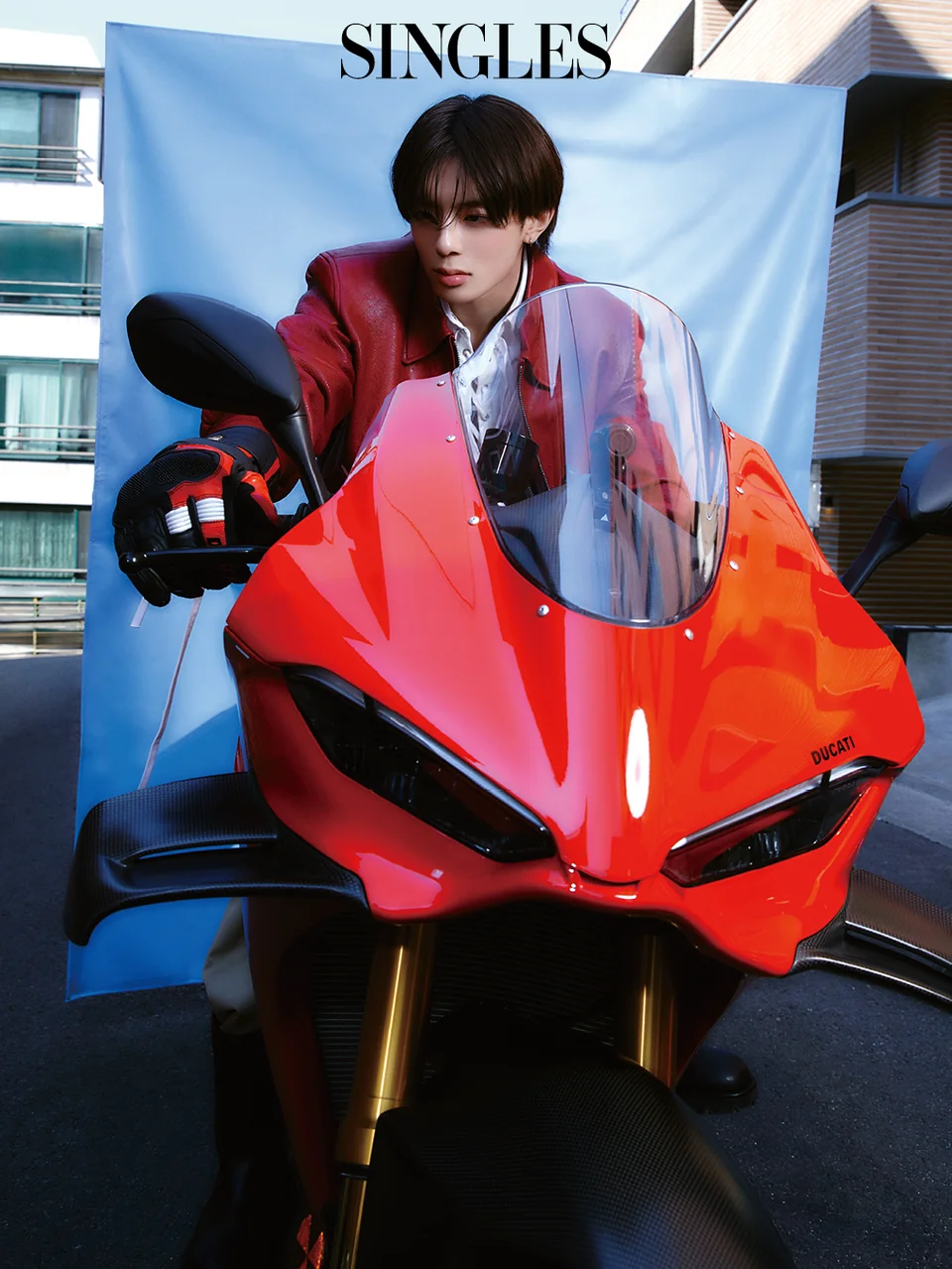 와인 레드 레더 재킷과 레이싱 글러브, 레드 두카티 앞 스튜디오 화보 컷 /사진=싱글즈