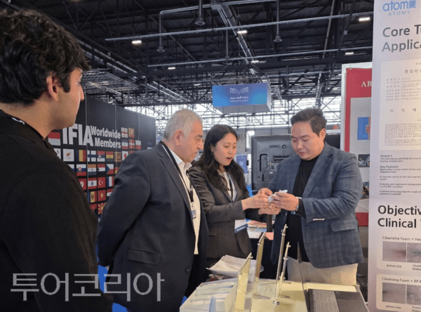 ▲애터미 관계자가 스위스 제네바 국제 심사위원들에게 'EPRI 스킨 클렌징 디바이스'에 대해 설명하고 있다. /사진-애터미