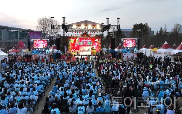 ▲67만 여명이 다녀간 ‘제28회 논산딸기축제’가 29일 역대급 흥행을 기록하며 성황리에 마무리됐다. /사진-논산시