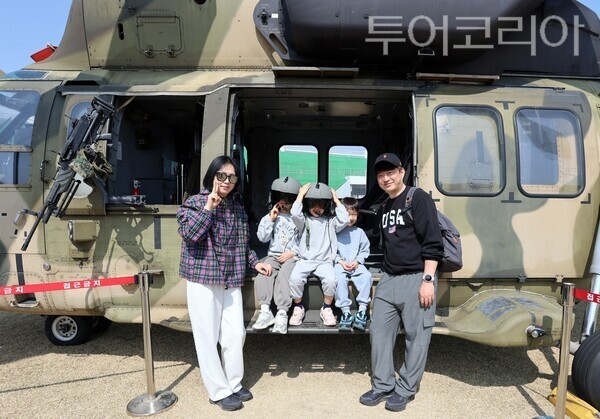 ▲전시된 헬기 탐승 체험 모습. /사진-논산시
