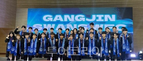 지난 27일 강진 제1실내체육관에서 열린 강진스완스 여자축구단 창단식 모습. /사진-강진군