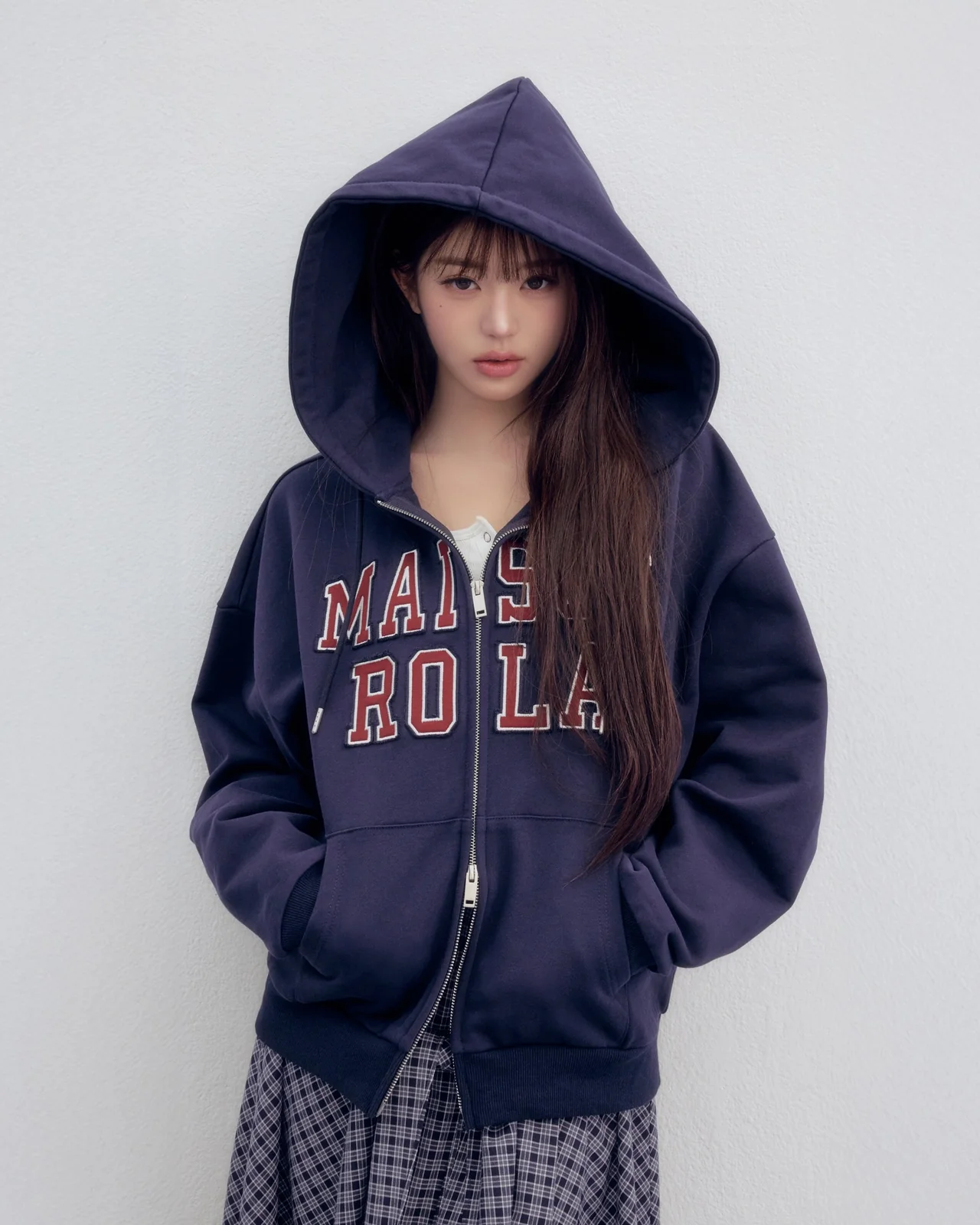 네이비 오버사이즈 집업 후디와 체크 플리츠 미니스커트의 걸리시 스트리트룩 /사진=장원영 인스타그램