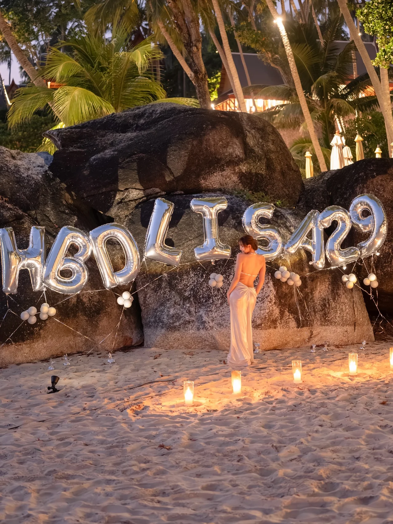 "HBD LISA 29" 은빛 풍선과 캔들 앞에 선 비치 생일 파티 전신 컷 /사진=LISA 인스타그램