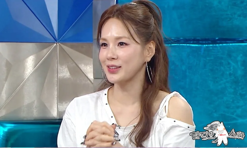 화이트 오프숄더 탑과 그레이 레이어드 플리츠 미니스커트, 핑크 니하이 삭스의 Y2K 출연룩으로 댄스 신고식을 선보이는 채연 /사진=MBC 라디오스타