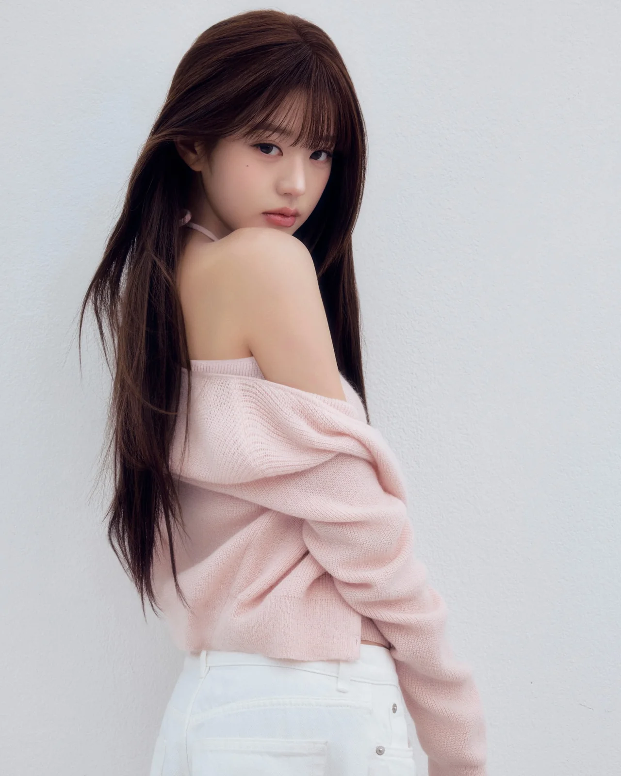 라이트 핑크 오프숄더 니트와 화이트 팬츠의 봄 센슈얼 미니멀룩 /사진=장원영 인스타그램