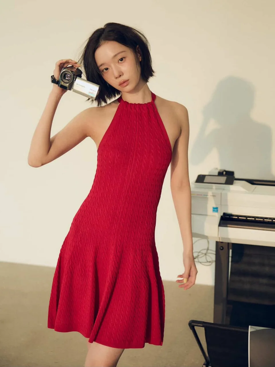 빈티지 캠코더를 귀 옆에 든 구도, 쇼트 헤어와 직각어깨 라인이 드러나는 상반신 컷 /사진=윈터 인스타그램