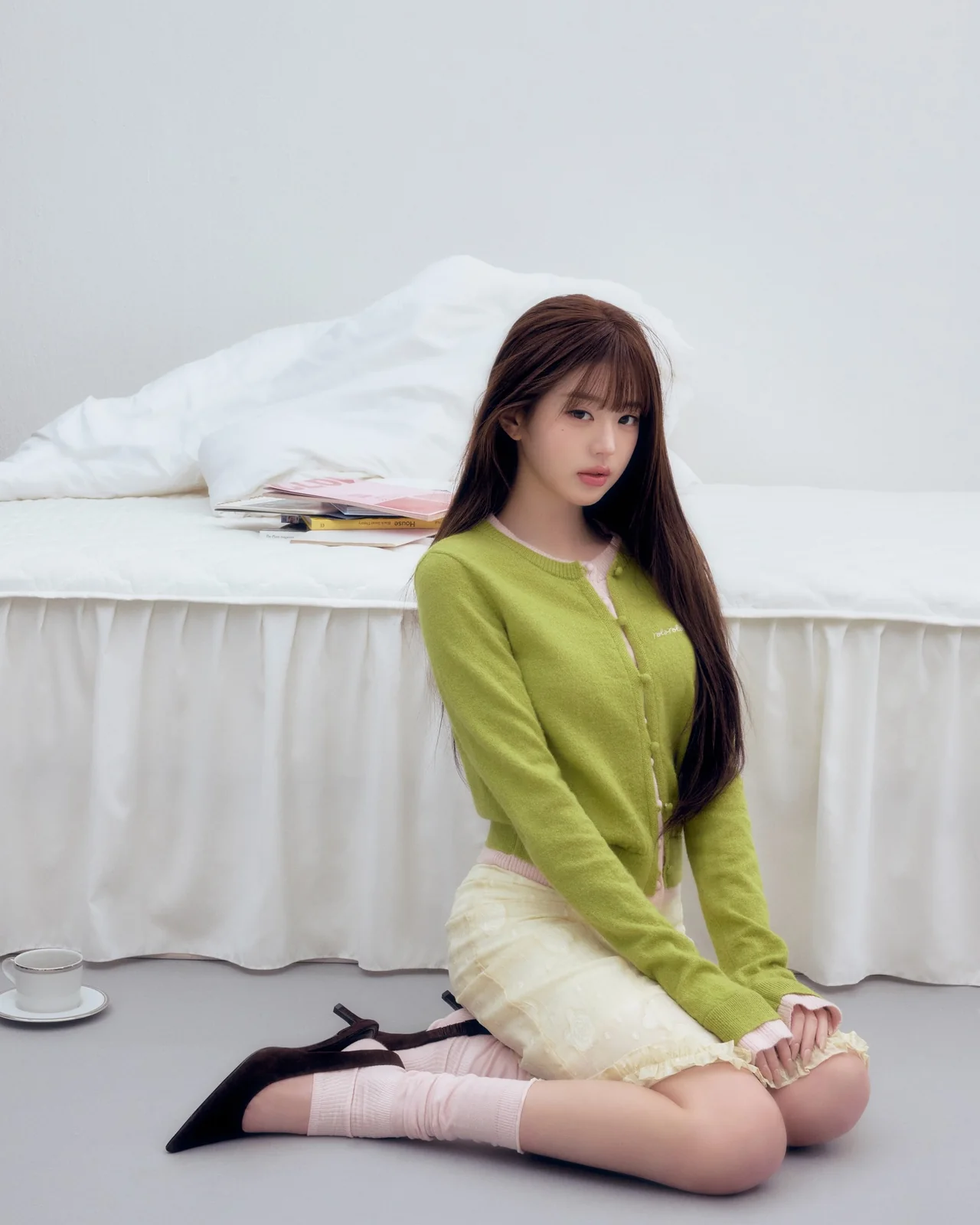 라임 그린 카디건과 핑크 러플 이너, 크림 레이스 미니스커트와 핑크 니삭스의 봄 걸리시룩 /사진=장원영 인스타그램