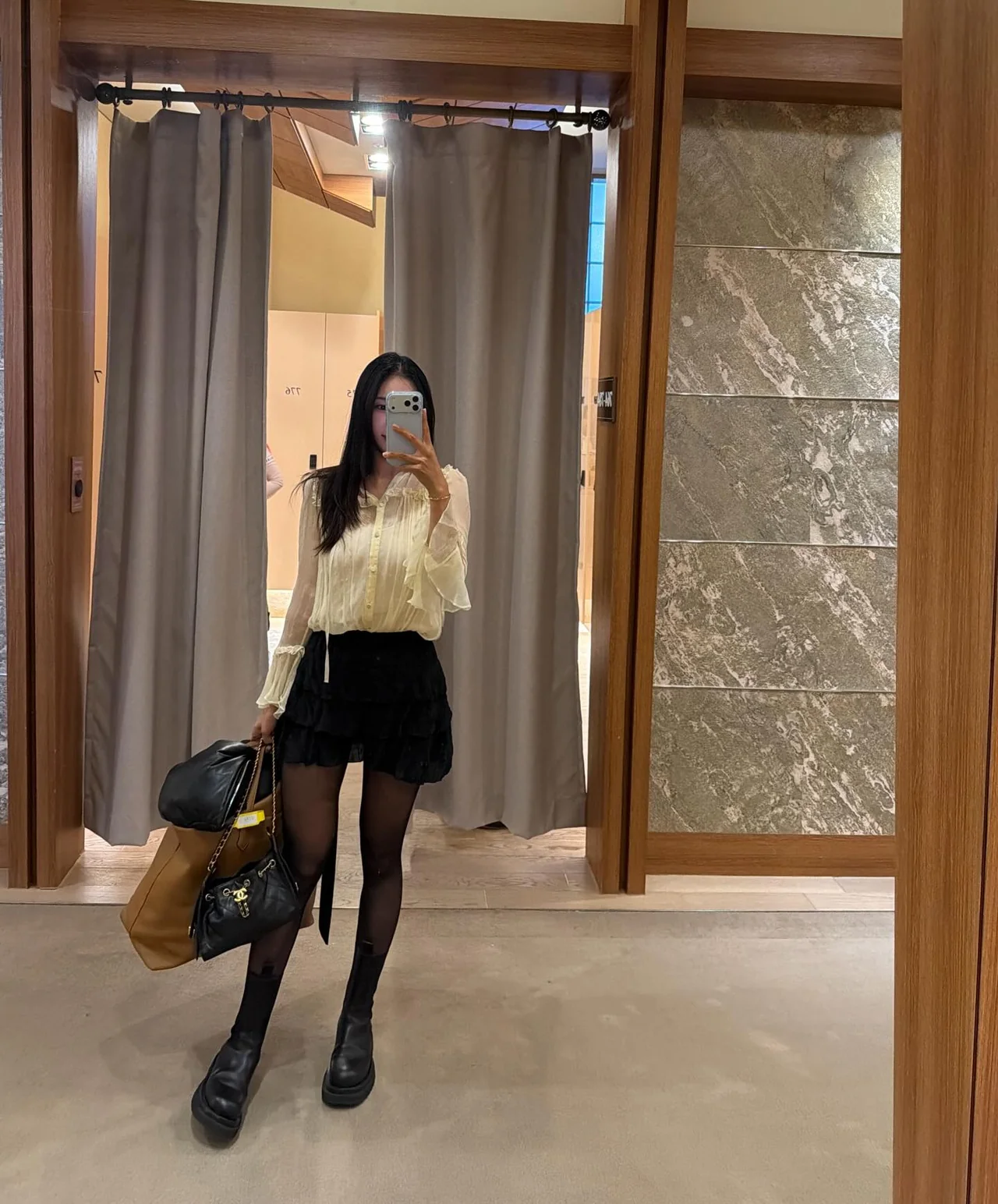 크림 시폰 러플 블라우스와 블랙 러플 미니스커트, 블랙 청키 부츠의 오프듀티 미러 셀카 /사진=유현주 인스타그램