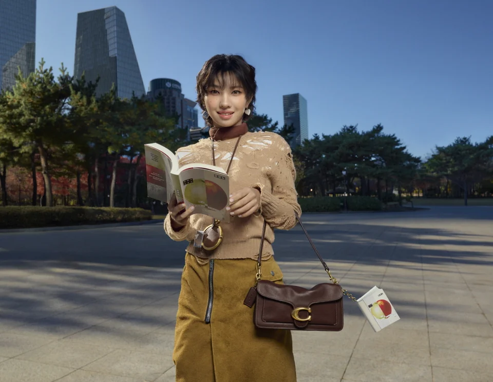 /사진=코치, '북참' 컬렉션 공개... 젠지 '텍스트 힙' 트렌드 주목