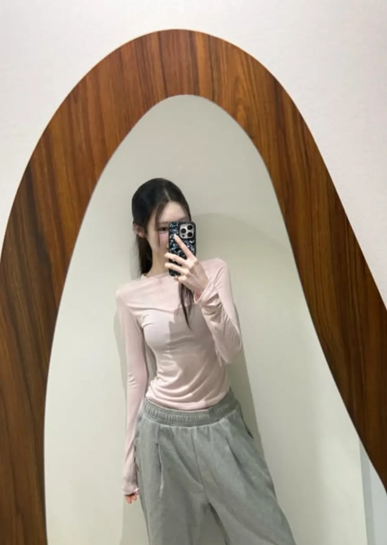 라이트 핑크 피트 롱슬리브 탑과 그레이 조거 팬츠의 오프듀티 미러 셀카 /사진=조혜주 인스타그램