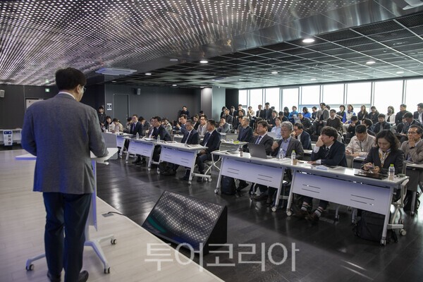 '에너지 전환과 울산의 미래:흔들림 없는 부유식 해상풍력 추진을 위한 국회 토론회'에 참여한 관계자들과 시민들/사진-투어코리아 김교환 기자