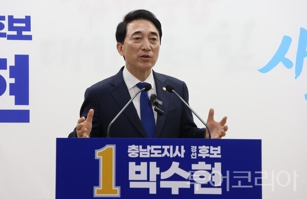 ▲충남도지사 출마를 선언한 박수현(더불어민주당 충남 공주·부여·청양) 국회의원이 30일 충남도청에서 기자회견을 열고, ‘역사문화관광’을 ‘통(通)’한 지역경제 활성화 공약과 15개 시군별 공약을 발표하고 있다. /사진-박수현 경선 후보 캠프