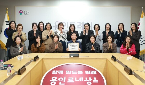 이상일 시장과 학부모/투어코리아뉴스 정명달 기자