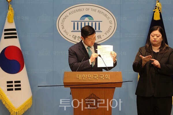 31일 오전 서울 여의도 국회 소통관에서 열린 정원오 더불어민주당 서울시장 예비후보에 대한 기자회견에서 자료를 들고 발언하는 김재섭 의원. 2026.03.31. / 투어코리아 이창호 기자