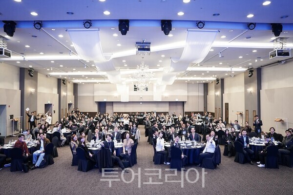 정례회의 참가자 단체 기념촬영