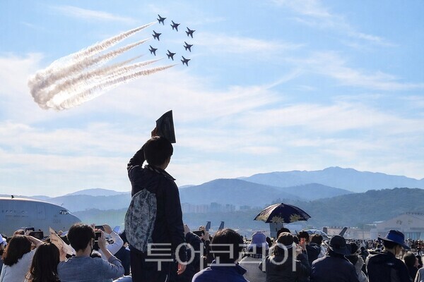 대회 당일 공군 특수비행팀 ‘블랙이글스’의 에어쇼가 예정돼있다. 사진은 지난 대회 모습/사진-경주시