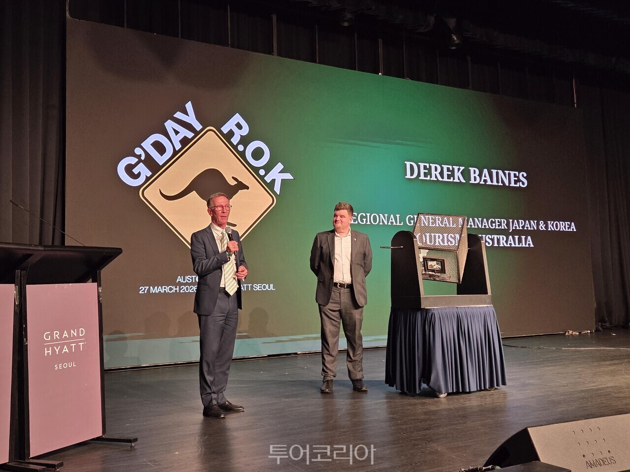 데릭 베인즈 호주관광청 한·일 지역 총괄국장(왼쪽)이 3월 27일 서울 그랜드 하얏트에서 열린 ‘2026 한·호 비즈니스 어워즈’에서 방문 경제 부문 수상과 관련해 발언하고 있다. / 사진-호주관광청