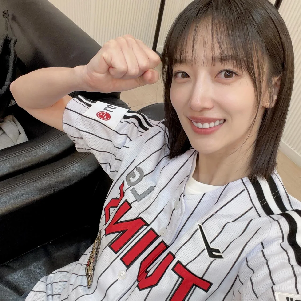 스트레이트 데님 | 유니폼의 박시함을 잡아주는 슬림한 실루엣의 데님 매치 /사진=표예진 인스타그램