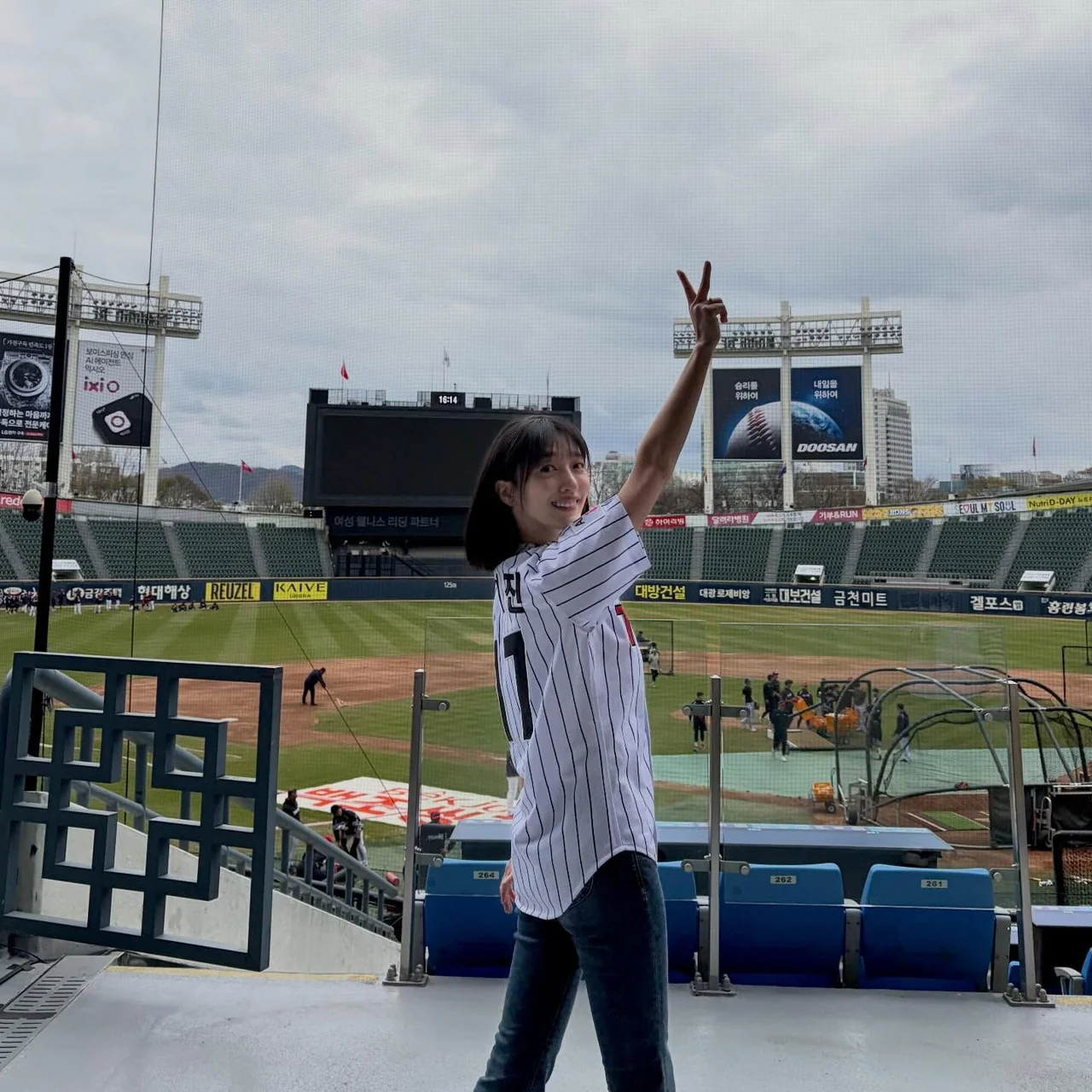 블랙 배트 | 비닐도 뜯지 않은 새 배트를 든 채 설렘 가득한 미소를 짓는 모습 /사진=표예진 인스타그램