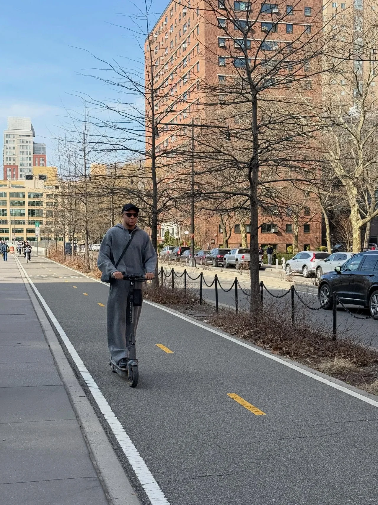 그레이 후드 셋업 | 편안한 실루엣에 캡 모자와 선글라스를 더해 완성한 세련된 원마일웨어 /사진=음바페 인스타그램
