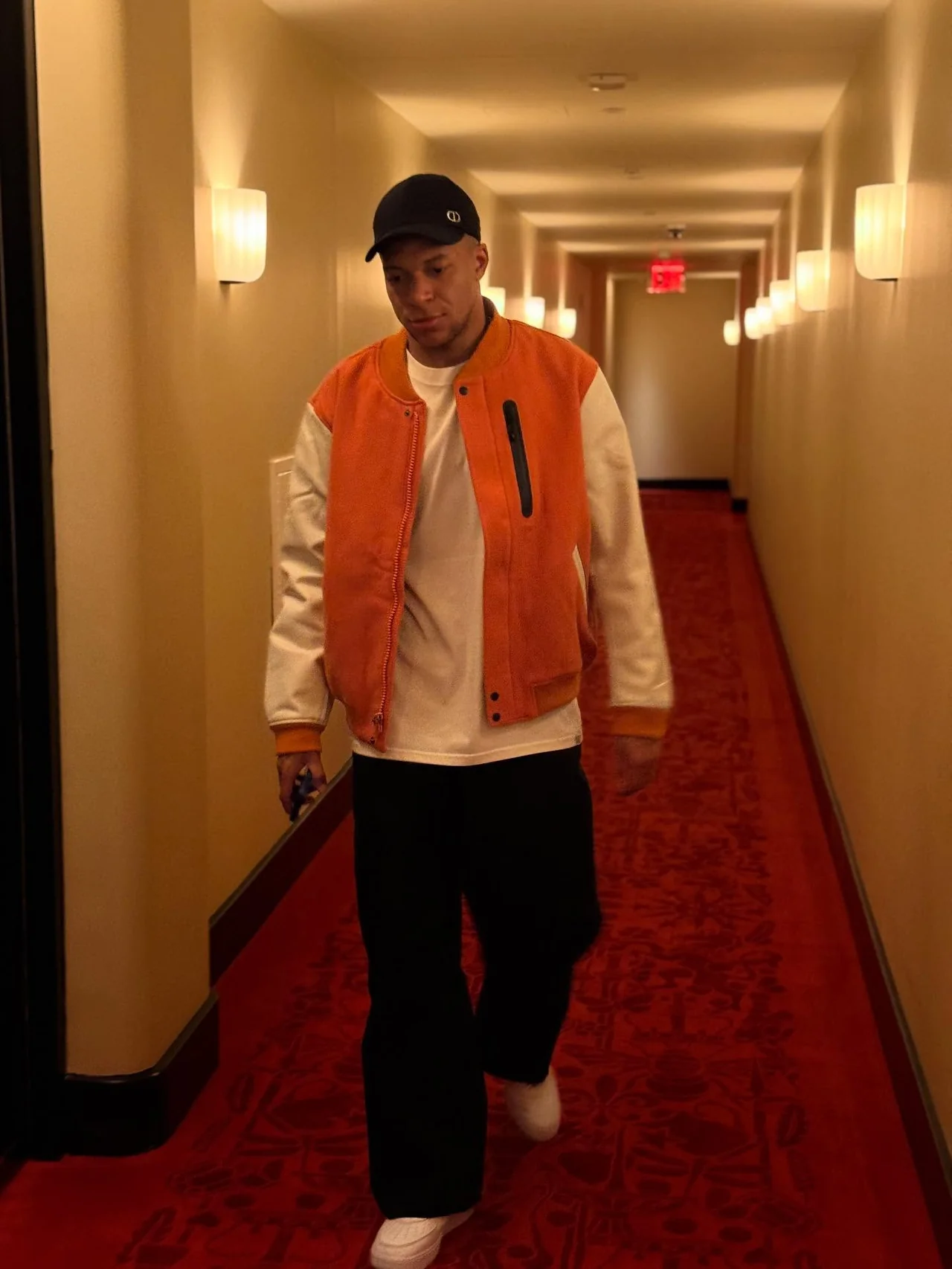 오렌지 바시티 재킷 | 비비드한 컬러와 화이트 소매 배색으로 포인트를 준 힙한 무드 /사진=음바페 인스타그램