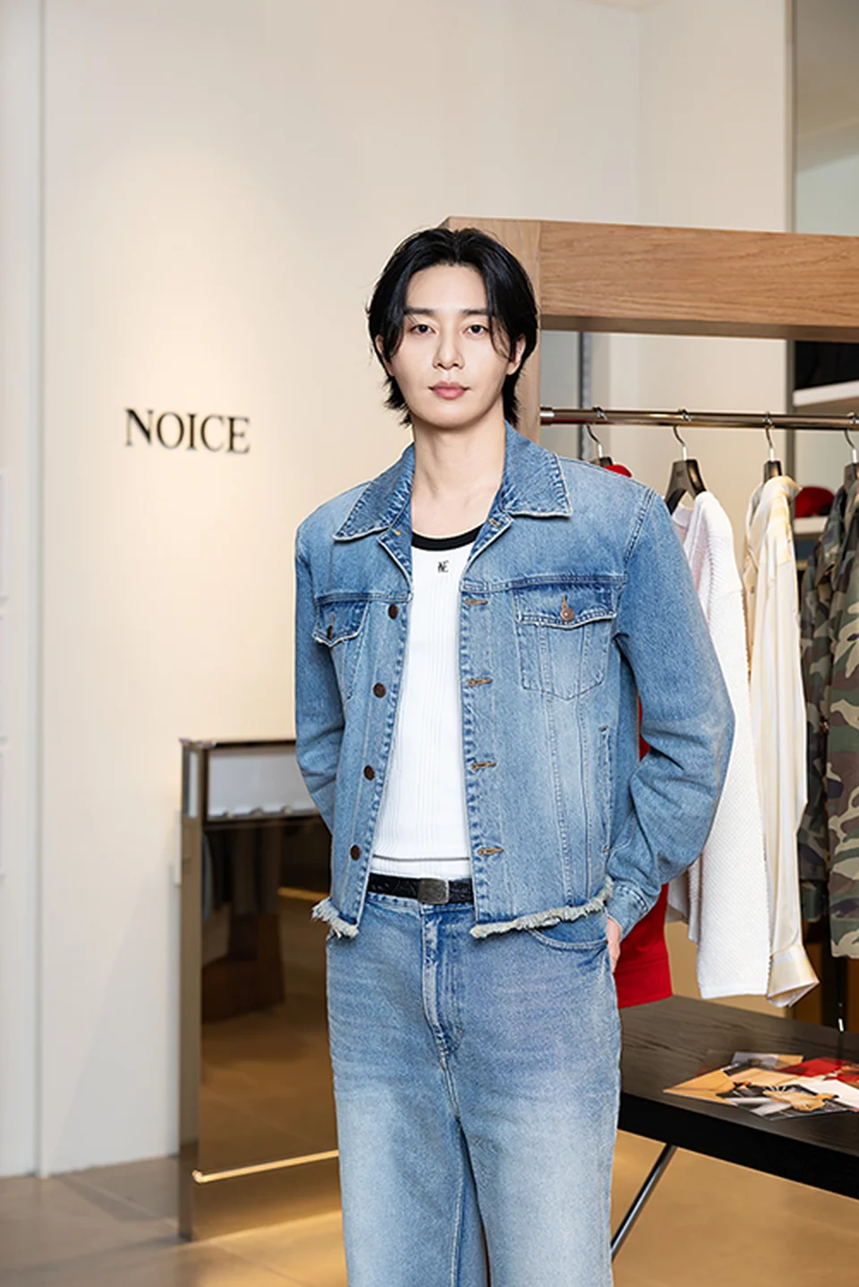 /사진=노이스, 더현대 서울 매장 오픈 기념 박서준 방문