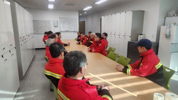 박시홍 봉화군수 권한대행이 산림재난대응단을 방문해 대원들과 대화를 하고 있다./사진-봉화군