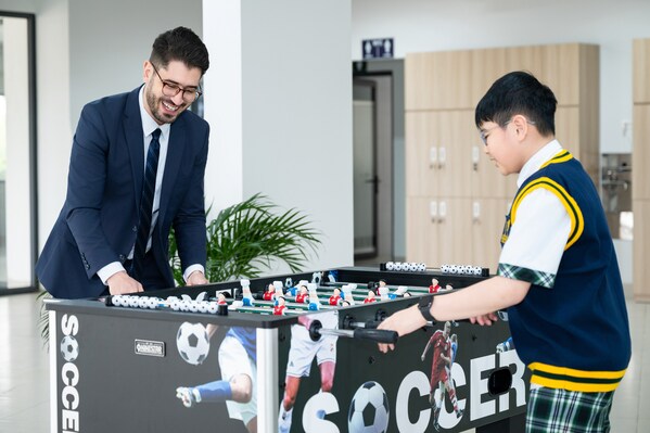 영국식 기숙 교육의 가장 큰 특징은 하우스(House) 시스템에 있으며, 이는 학생 간의 유대감과 공동의 책임 의식을 길러주는 구조입니다. 아딩리 칼리지 베트남에서는 모든 학생이 하나의 하우스에 소속되며, 다음과 같은 다층적인 생활 지도 및 지원 체계의 도움을 받습니다: 교과 담당 교사, 전문 지원 인력, 기숙사 운영 스태프, 그리고 하우스 마스터 또는 하우스 미스트리스.