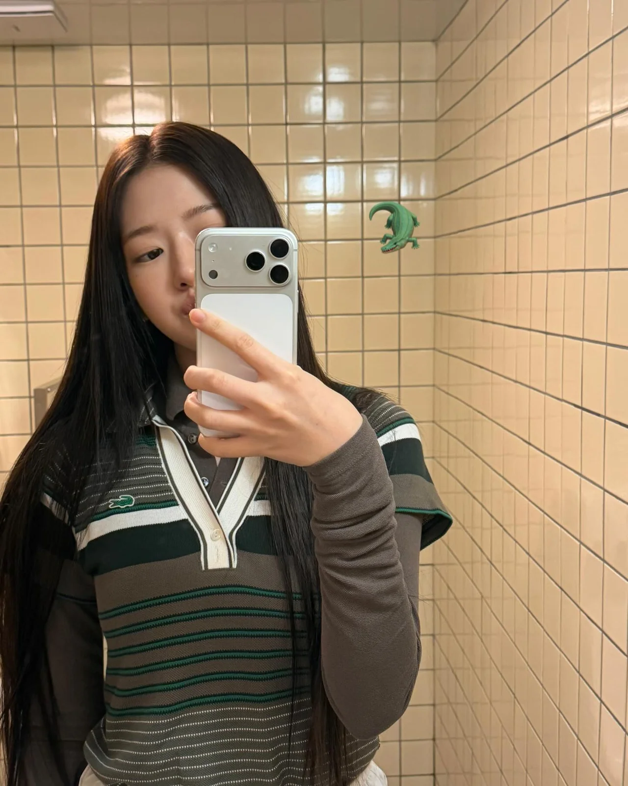 거울 셀카 속 디테일 | 깔끔한 피케 셔츠와 귀여운 크로코다일 포인트의 조화 /사진=안유진 인스타그램