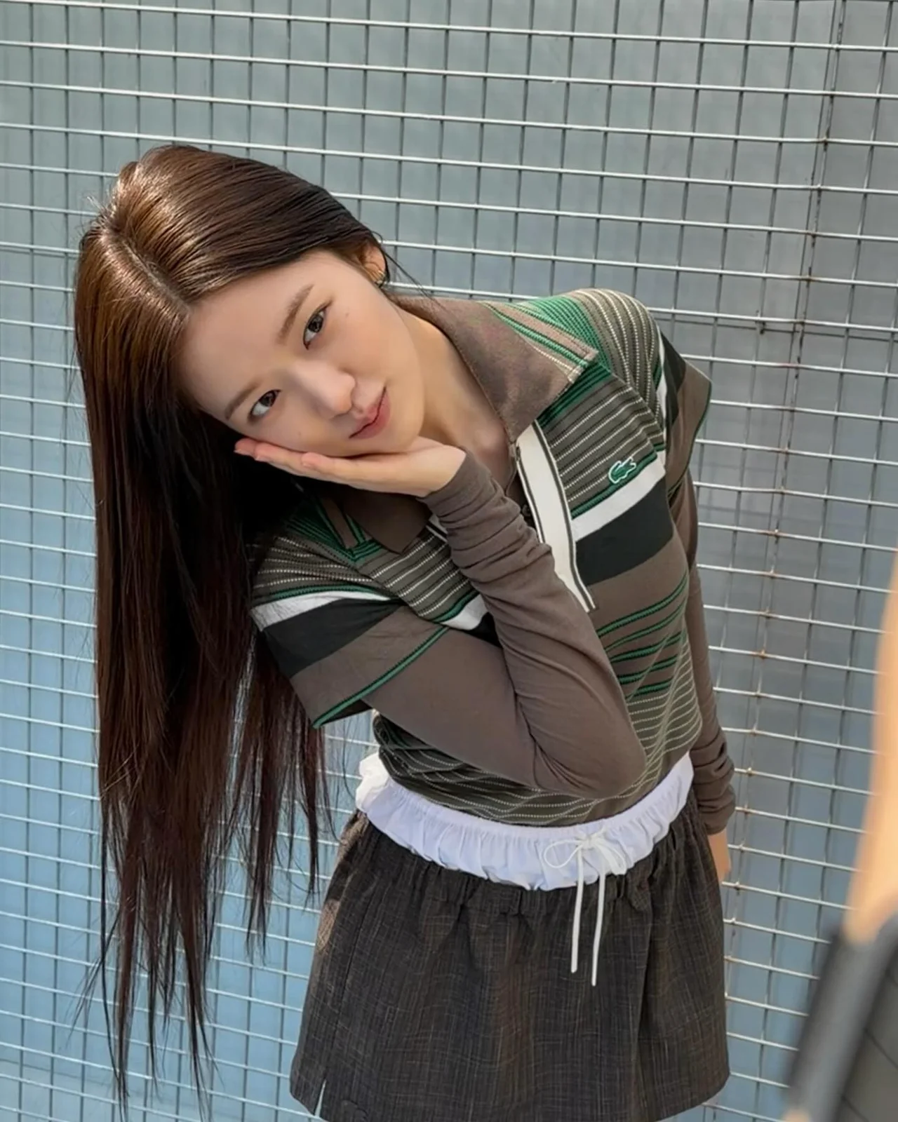 내추럴한 웨이브 헤어 | 화이트 셔츠와 매치해 청순하면서도 맑은 분위기 완성 /사진=안유진 인스타그램