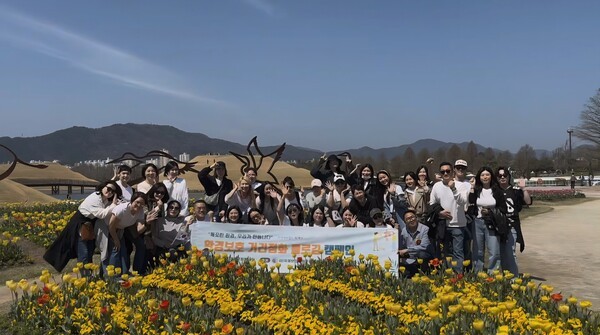 한국문화봉사단이 지난 2일 전남 순천만 일대에서 환경정화 캠페인을 진행 후 기념촬영을 하고 있다/사진제공=한국문화봉사단.