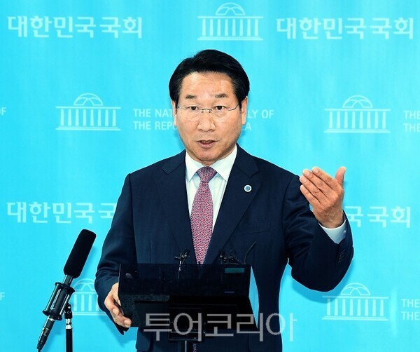 유정복 인천시장이 3일 오후 1시 20분 국회 소통관에서 기자회견을 마치고 튀재진의 질문에 답하고 있다. 2026.04.03. / 투어코리아 이창호 기자