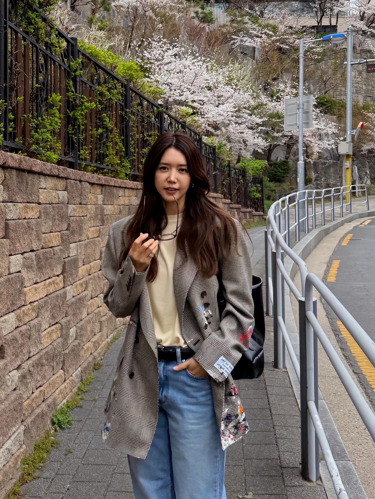 벚꽃길에서 오버사이즈 글렌 체크 블레이저와 데님 팬츠를 매치한 시티 룩 /사진=채정안 인스타그램