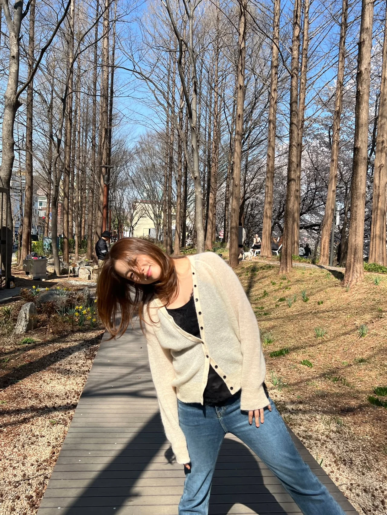 공원 산책로에서 아이보리 가디건과 라이트 데님으로 캐주얼 봄룩을 연출한 모습 /사진=강소라 인스타그램