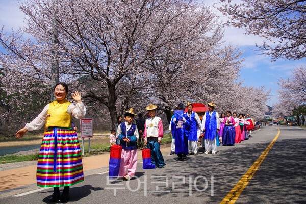 무주 서면마을 주민들로 구성된 전통혼례행렬 모습 / 사진_투어코리아 유지훈 기자