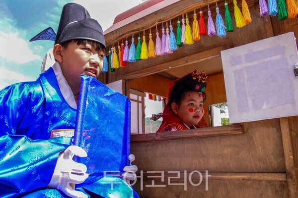 무주 서면마을 주민들로 구성된 전통혼례행렬 모습 / 사진_투어코리아 유지훈 기자