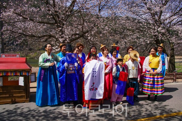 무주 서면마을 주민들로 구성된 전통혼례행렬 모습 / 사진_투어코리아 유지훈 기자