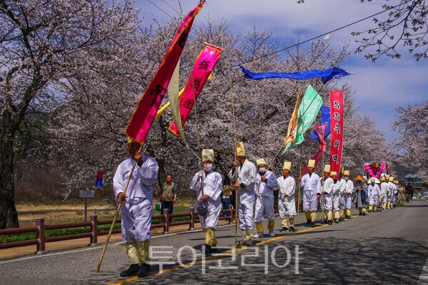 무주 서면마을 주민들로 구성된 전통상여행렬 모습 / 사진_투어코리아 유지훈 기자