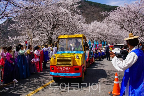 무주 서면마을 주민들로 구성된 행렬의 모습 / 사진_투어코리아 유지훈 기자