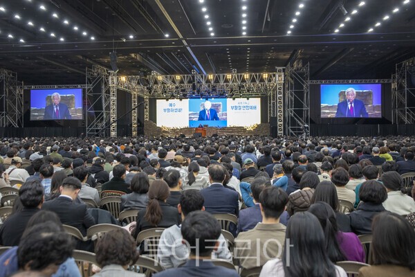 5일 경기 고양시 킨텍스에서 열린 '2026 세계 기독교 부활절 연합예배'에서 참석자들이 예배를 보고 있다./사진-투어코리아 김교환 기자 