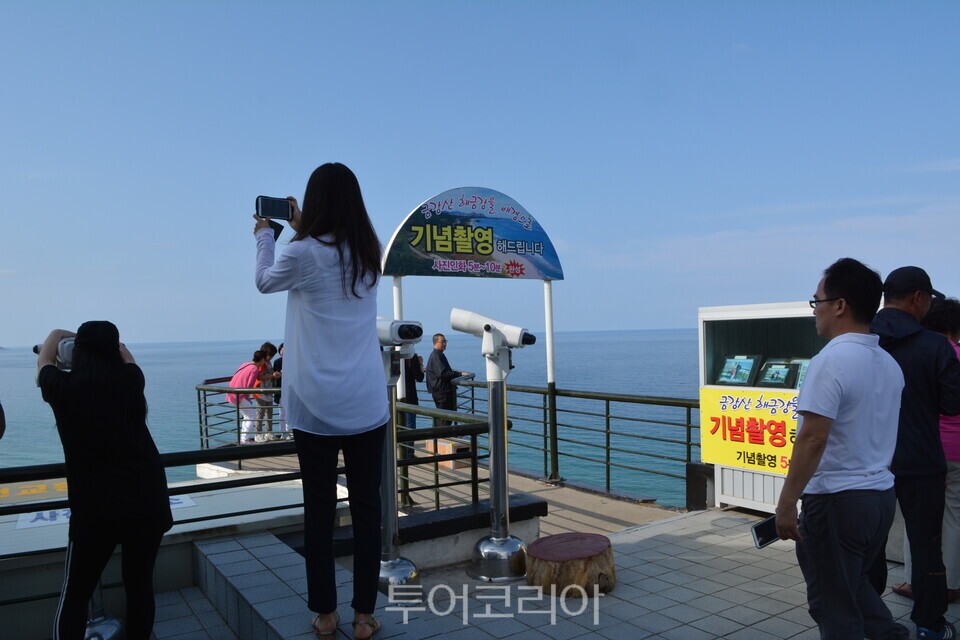 고성 통일전망대에서 핸드폰을 이용해 북쪽을 촬용하는 관광객/ ⓒ투어코리아