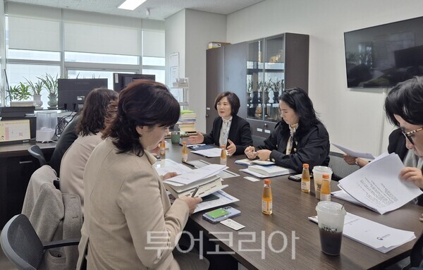 경기도의회 교육기획위원회 김영희 의원(오른쪽 세번째)이 지난 3일 경기도 건강증진과 공무원,  한국 산모신생아 건강관리 연합회 관계자들 등과 산모·신생아 건강관리 지원 사업의 예산 집행 상황과 현안을 점검하고 있다.사진=경기도의회