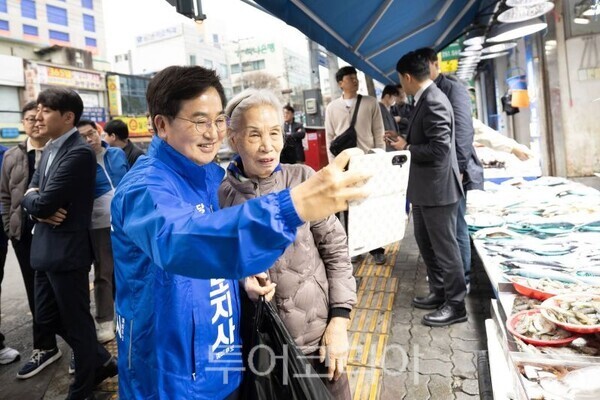 도민과 셀카 찍는 김동연 경기지사 예비후보/투어코리아뉴스 정명달 기자 사진=김동연SNS