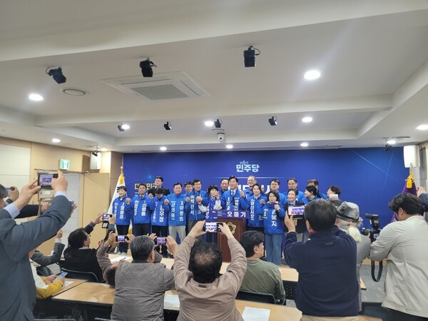 오중기 예비후보가 경북지역의 민주당 예비후보들과 승리를 다짐하고 있다./사진-남동락 기자 