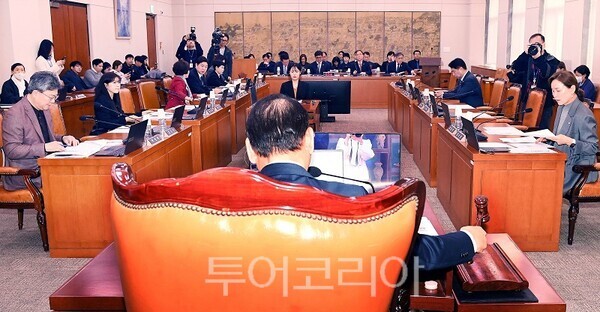 국회 문화체육관광위원회가 6일 전체회의를 열어 문화체육관광부 및 국가유산청 소관 2026년도 제1회 추가경정예산안 및 기금운용계획변경안을 의결하고 있다.