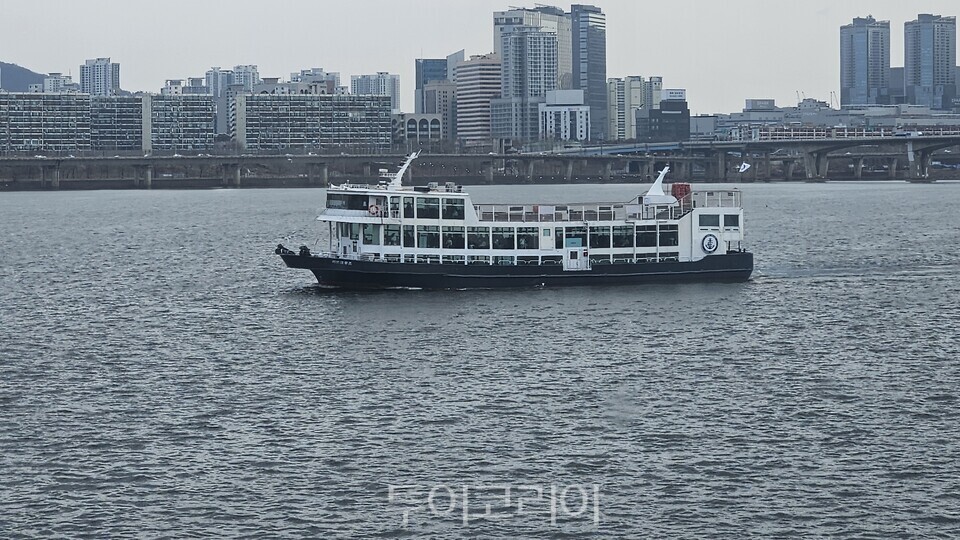 한강에 운항중인 러브크루즈 유람선/사진= 유경훈 기자