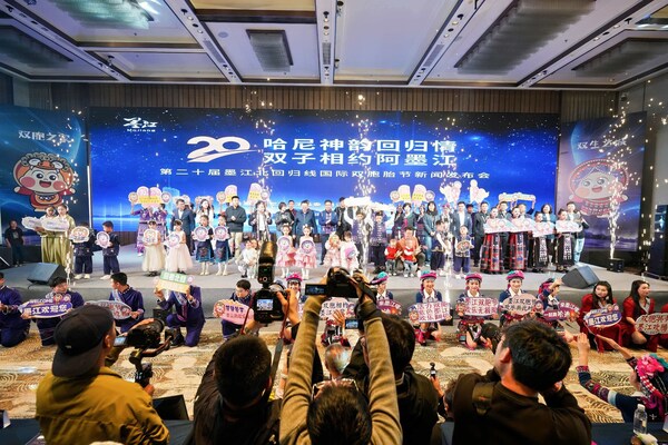 Photo shows the press conference for the 20th Mojiang international twins festival along the Tropic of Cancer held on March 25 in Kunming, southwest China's Yunnan Province.